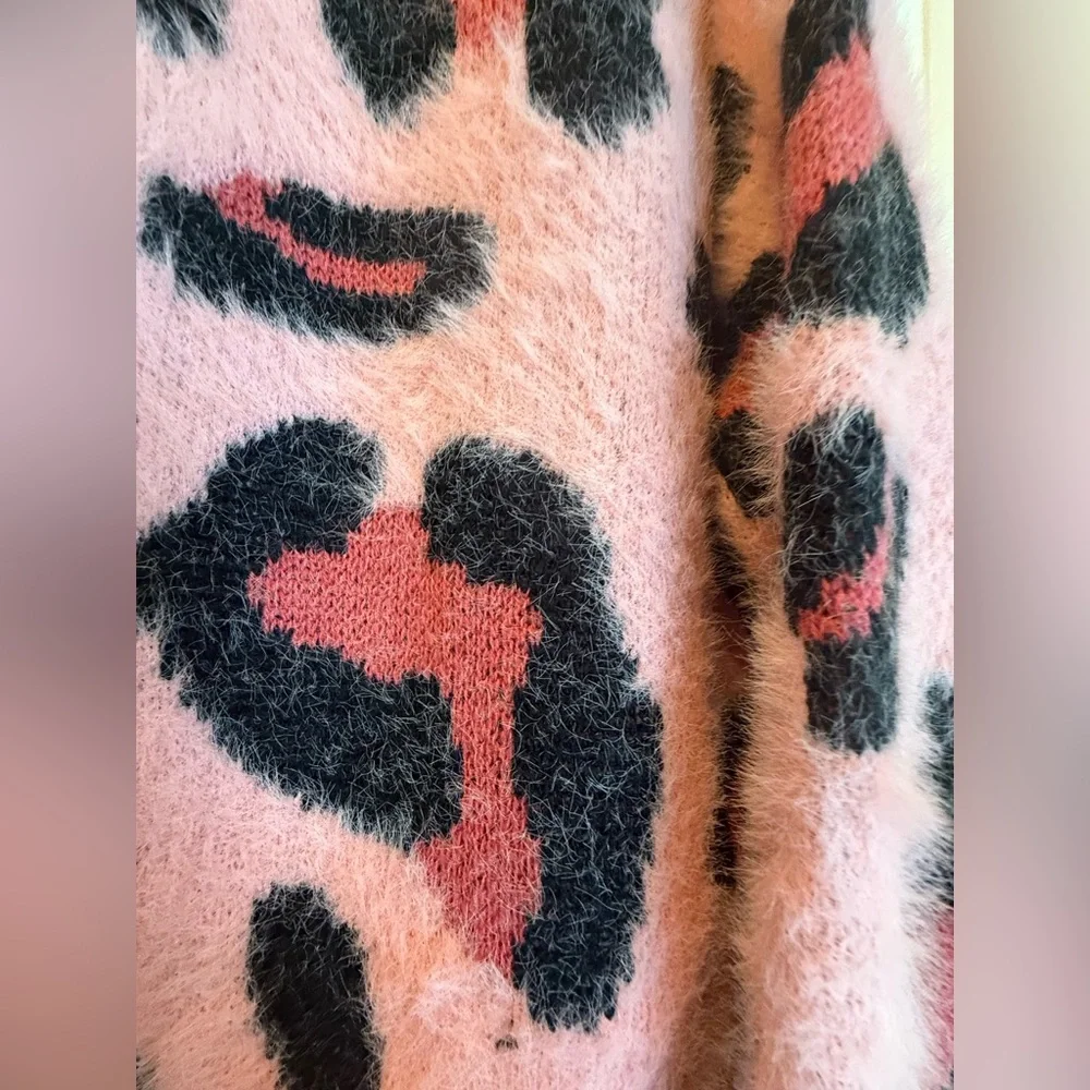Ebby & I Pink Cheetah Fuzzy Scoop Neck Pullover Oversized Sweater Womens Size M